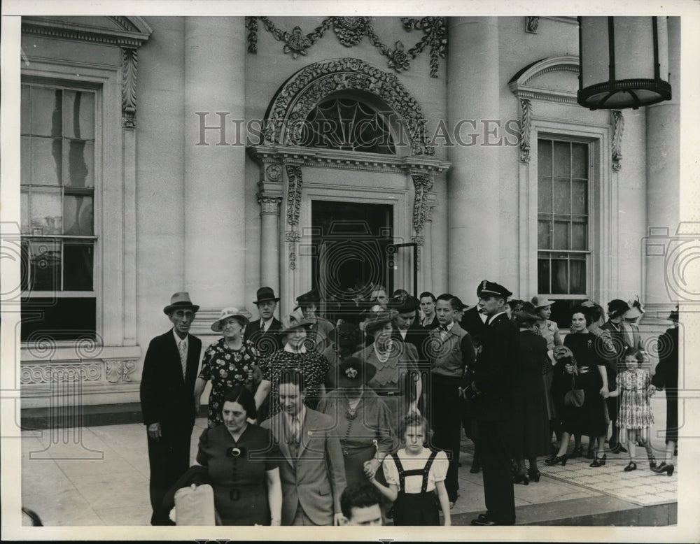 1939 Press Photo Wash DC tourists at the White House on Easter week - Historic Images