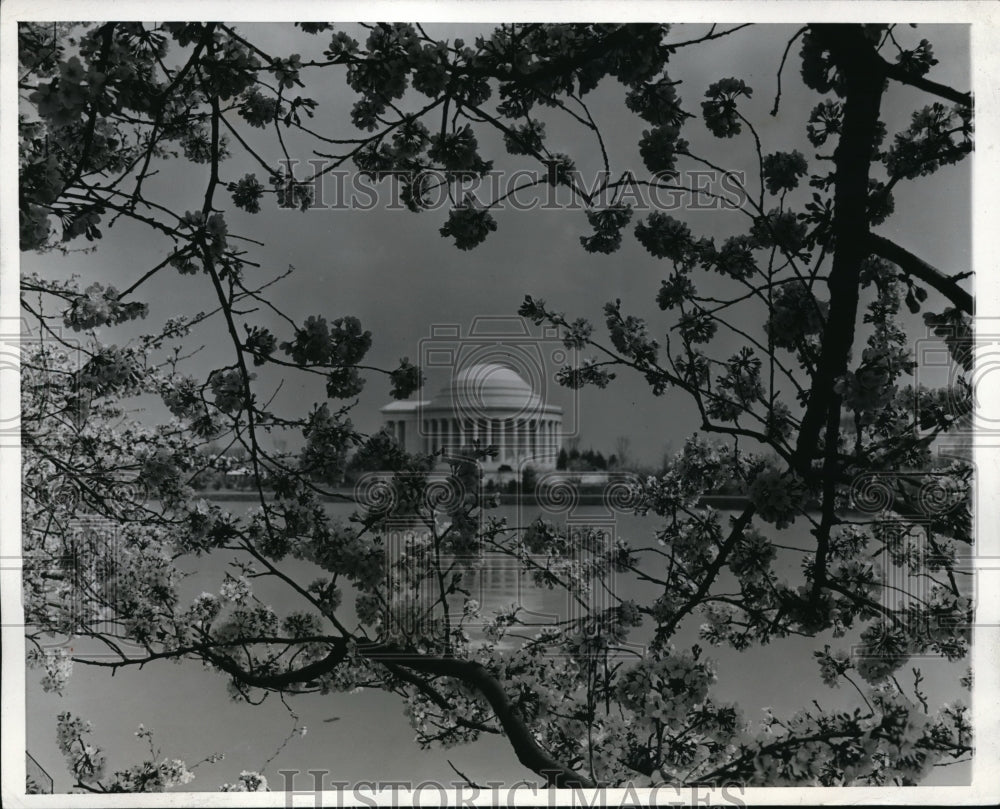 1943 Press Photo Tidal Basin form frame for the Jefferson Memorial - Historic Images