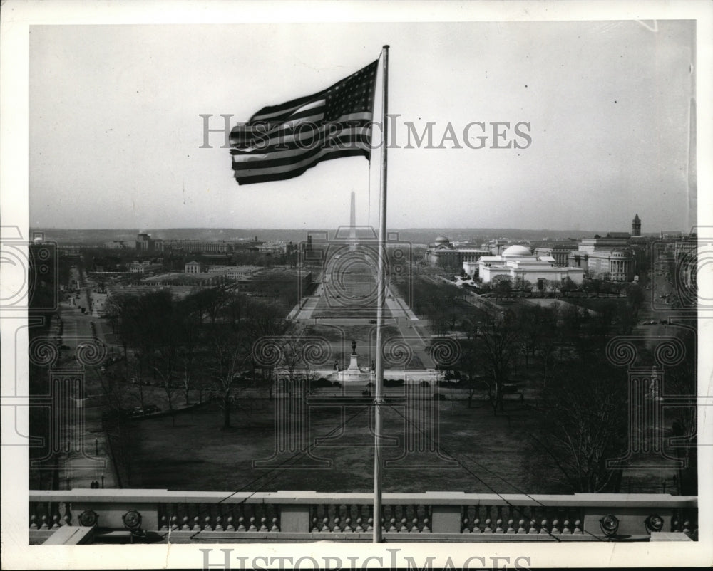 1942 Press Photo Flag waving over the capitol with city of Washington background - Historic Images