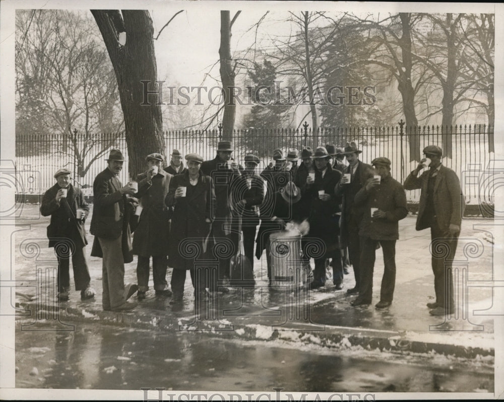 1932 Press Photo Temporary employment for the workers in front of White House - Historic Images