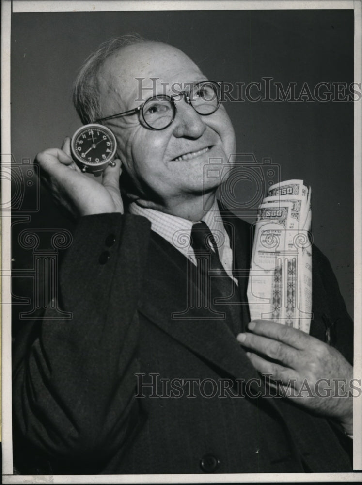 1943 Press Photo Harvey M Carter purchased $150 war bonds - Historic Images