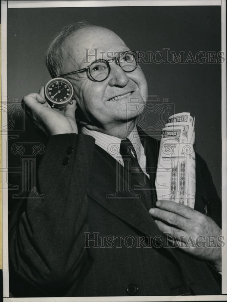 1943 Press Photo Harvey M Carter holds alarm clock to his ears - Historic Images