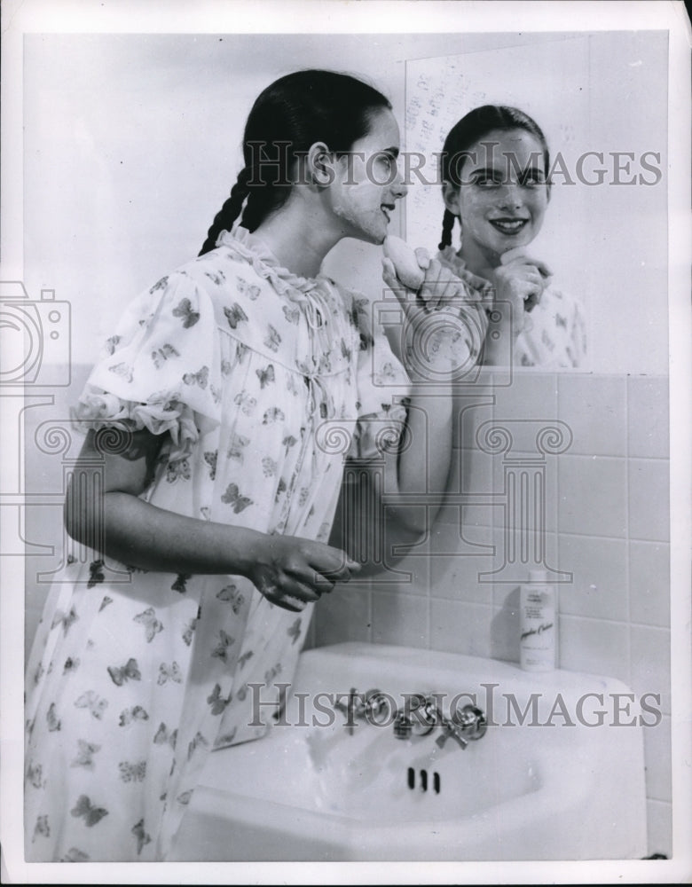 1955 Press Photo Woman washing her face with soap - Historic Images