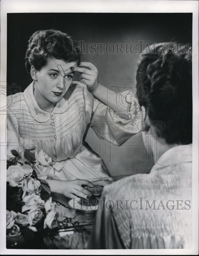 1951 Press Photo Lady caring for her wrickles - Historic Images