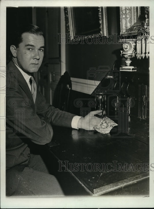 1931 Press Photo F.U. Wolpert holding locket containing George Washington's hair - Historic Images