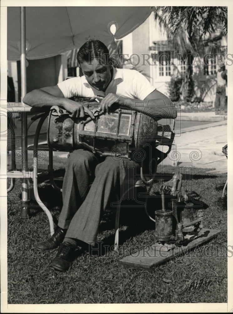 1935 Press Photo Howard Livingstone Sutton disabled but did not let interfere - Historic Images