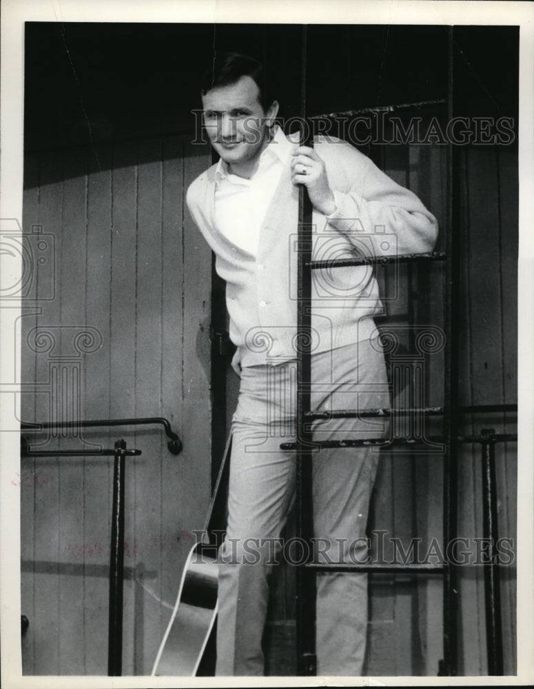 1966 Press Photo Roger Miller poses for a picture - Historic Images