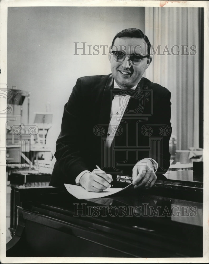 1963 Press Photo Dick Schory at the record shop - Historic Images