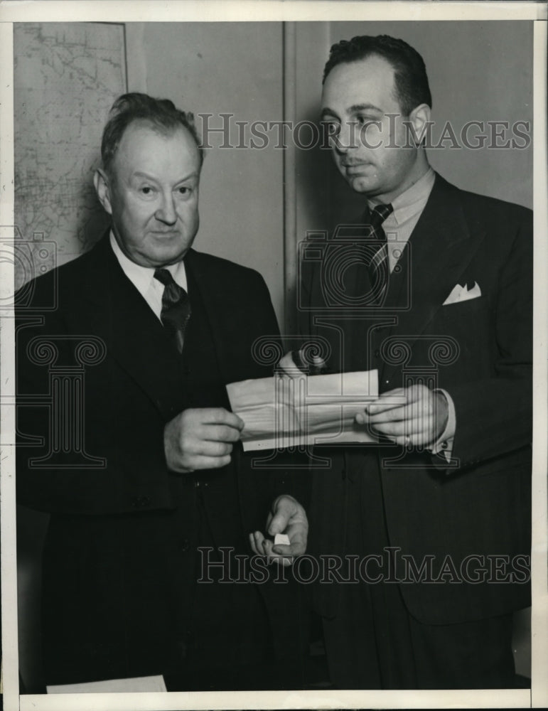 1938 Press Photo William Stoney receives release forms from John Klein - Historic Images