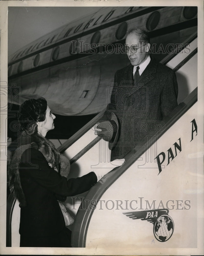 1946 Press Photo Mrs R Keith Kane Chairman of Smith College greets Pres H David - Historic Images