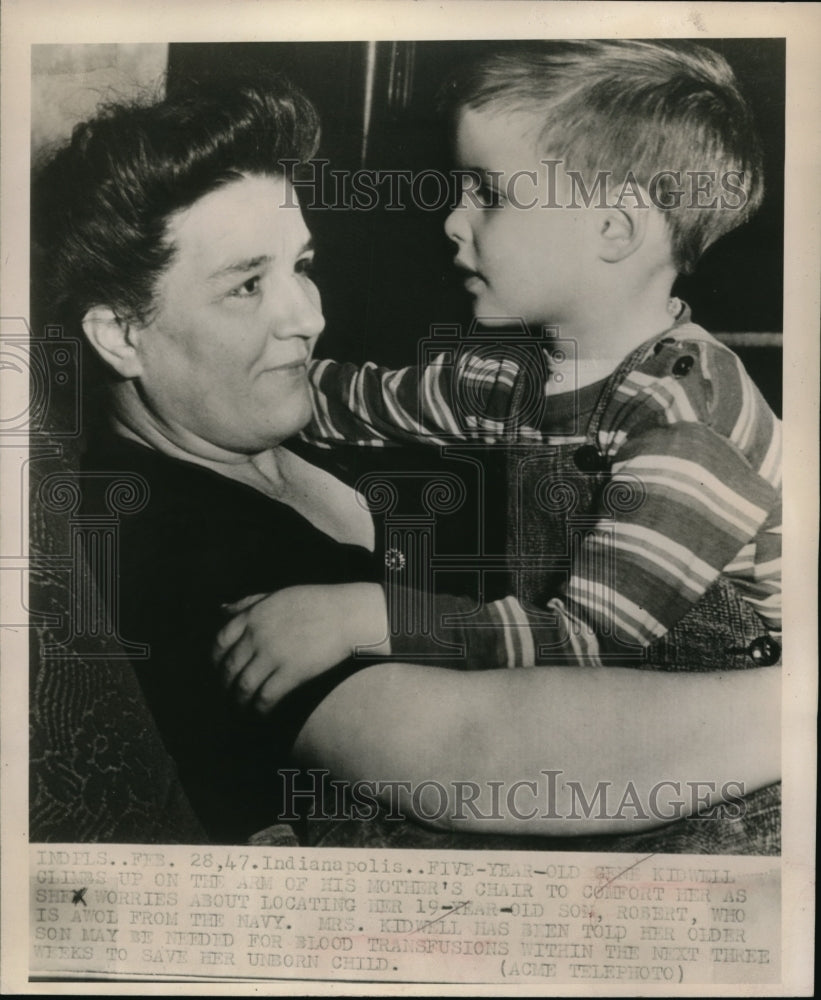 1948 Press Photo Gene Kidwell comforts mother as she worries about 19yo son - Historic Images