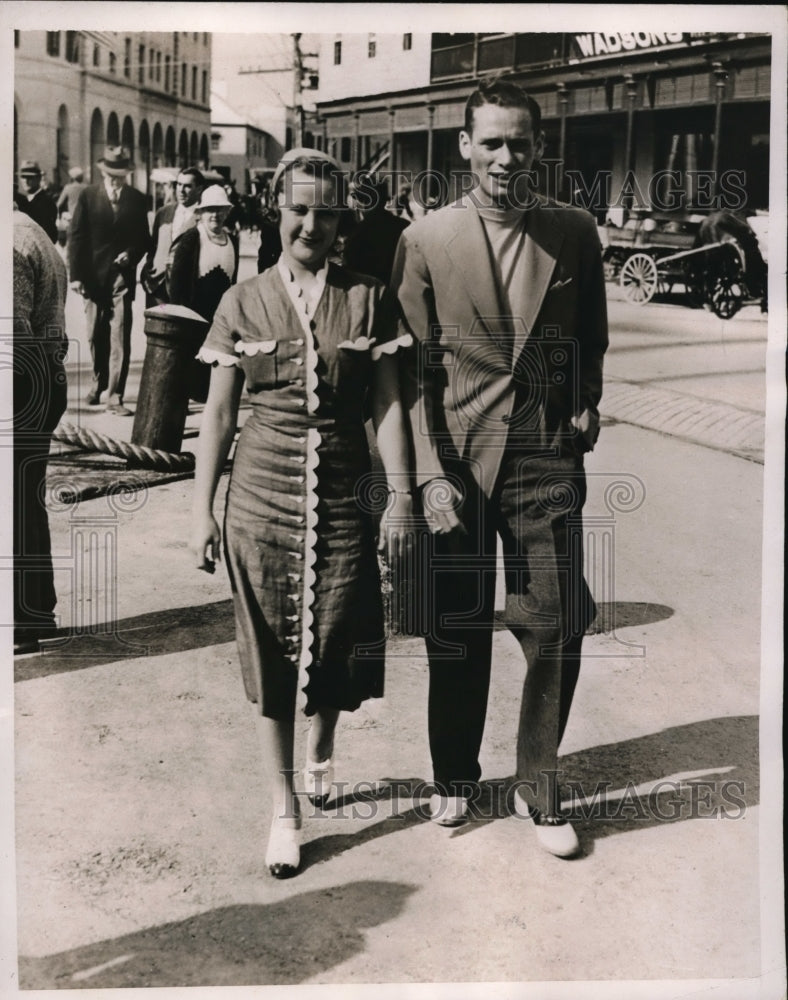 1937 Press Photo Mr &amp; Mrs Lawrence W Kohlman at Hamilton Bermuda - Historic Images