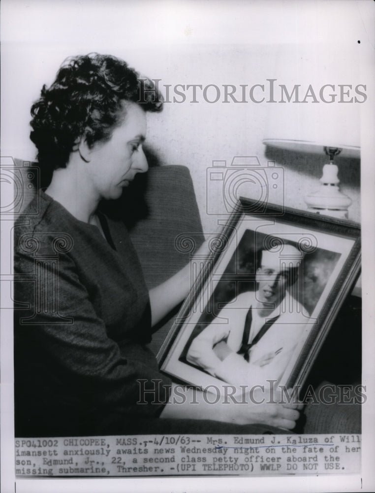 1963 Press Photo Mrs. Edmund J. Kaluza with Photo Petty Officer Edmund Kaluza Jr-Historic Images