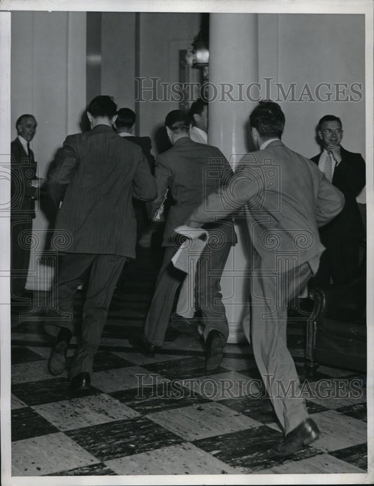 1945 Press Photo Newspaper correspondents at the White House rush to phones - Historic Images