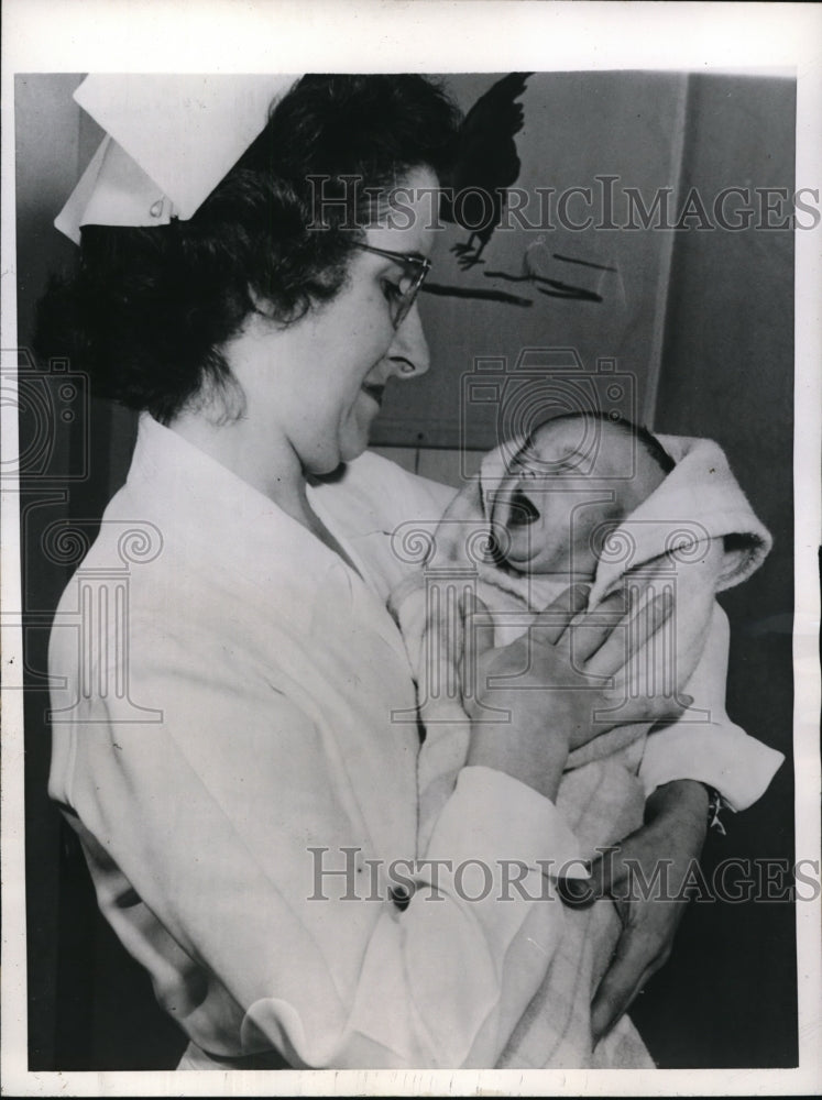 1946 Press Photo Patricia Koenic Held by Betty Howell at Hahnemann Hospital - Historic Images