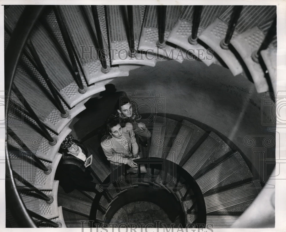 1948 Press Photo Visitors on series of Iron Circular Stairs at Washington D.C. - Historic Images