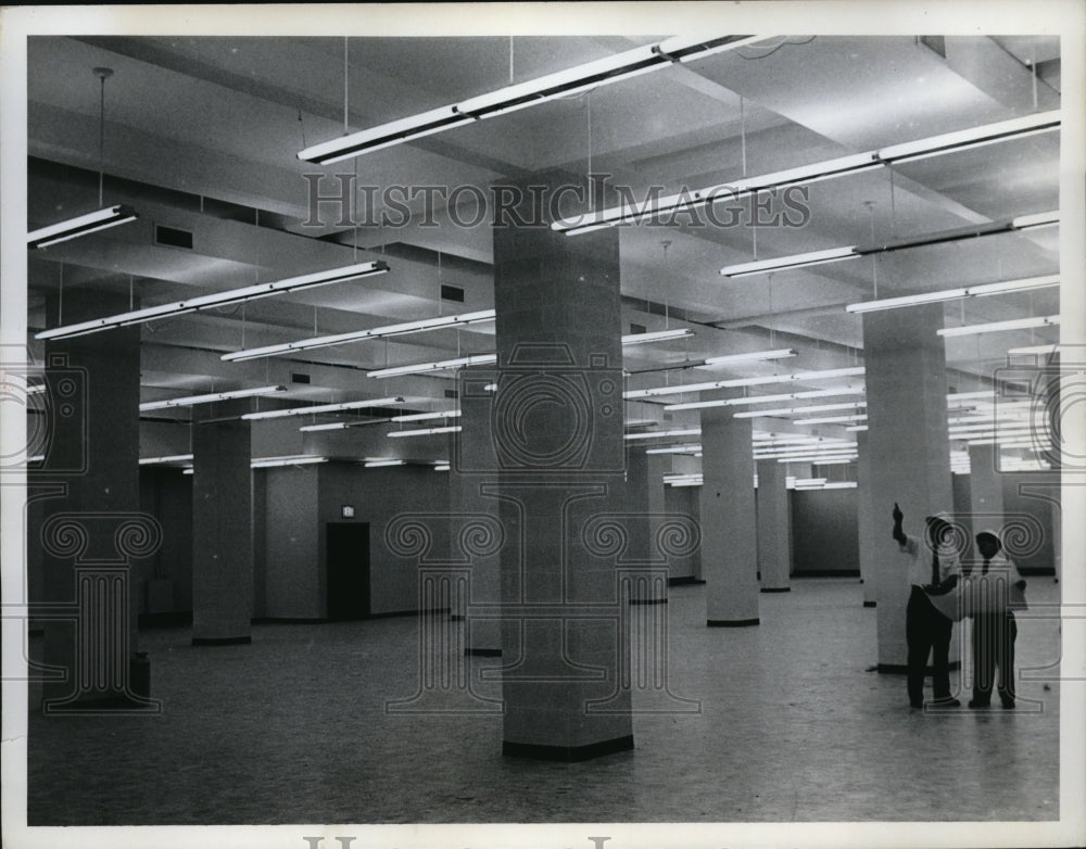 1962 Press Photo Architects A. Carter &amp; A. Knee at New York Telephone Building - Historic Images