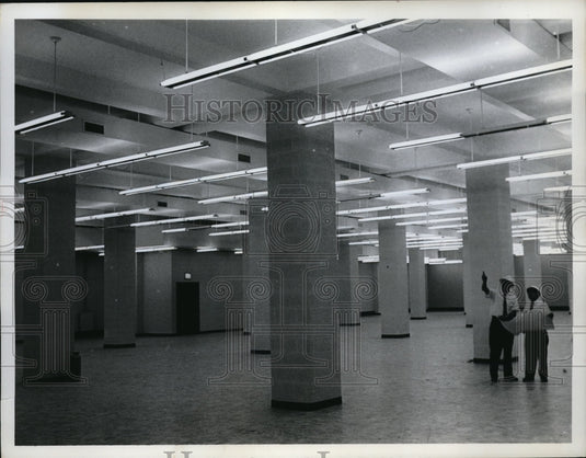 1962 Press Photo Architects A. Carter & A. Knee at New York Telephone Building - Historic Images