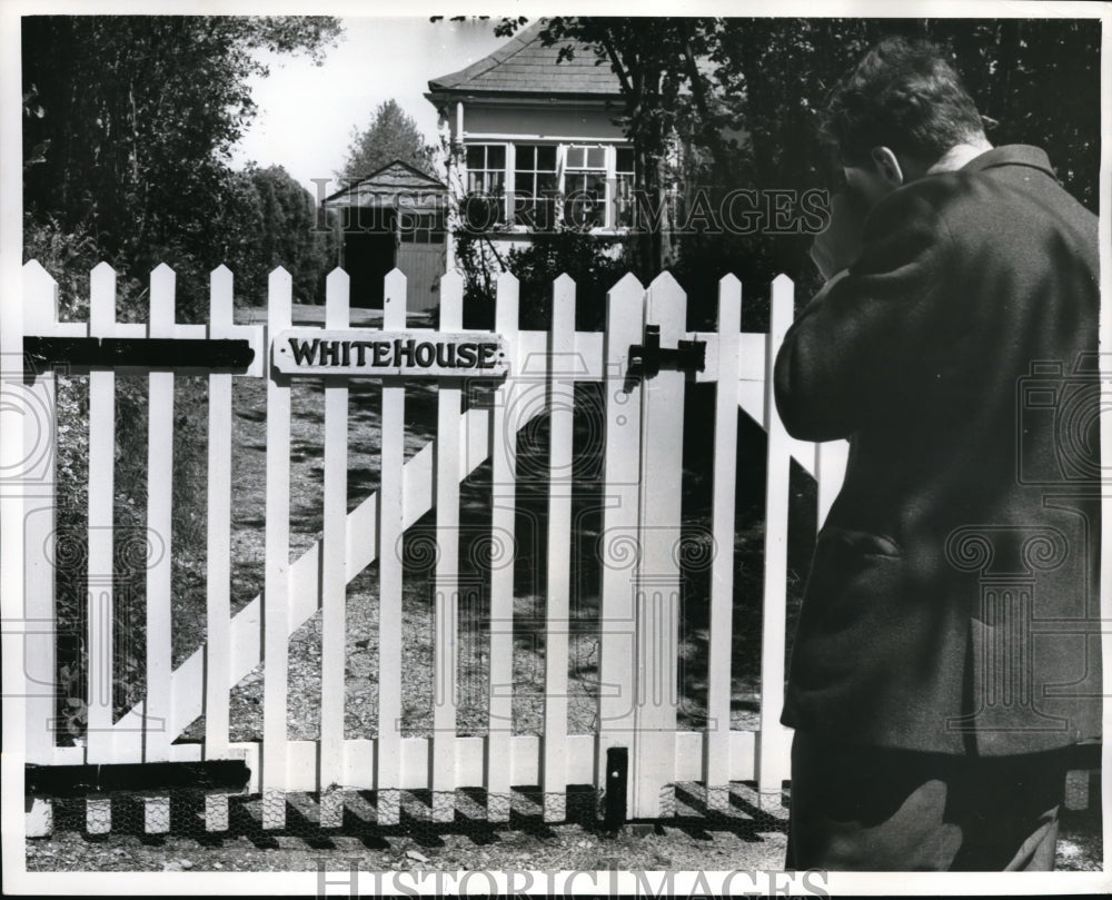 1961 Press Photo Dave Bethman taking picture of gate of &quot;White House&quot; - Historic Images