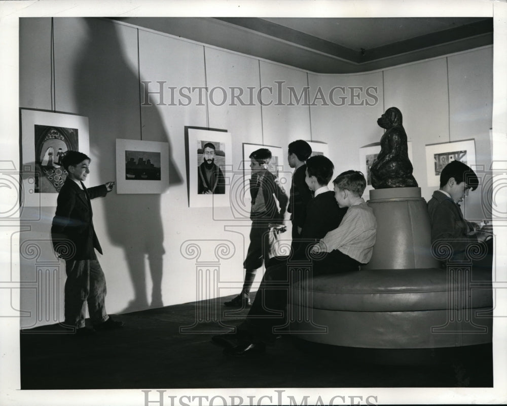 1941 Press Photo Youthful artist points at artwork at art show - Historic Images