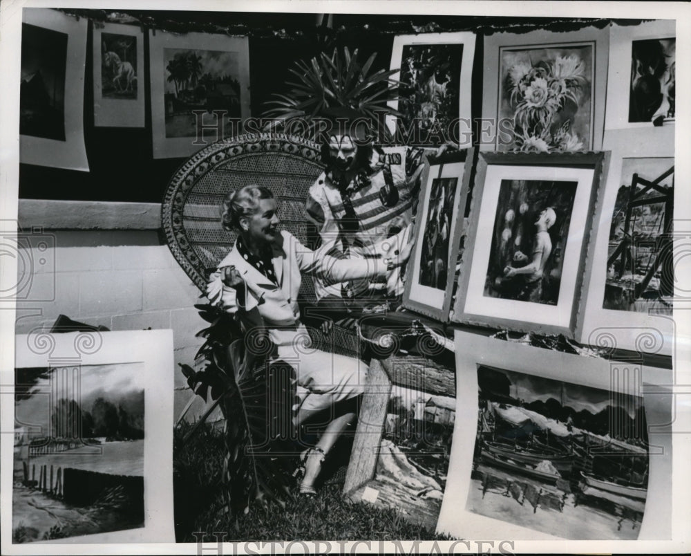 1952 Press Photo Clown Boyce Kendrick shows painting by Robert Chase - Historic Images