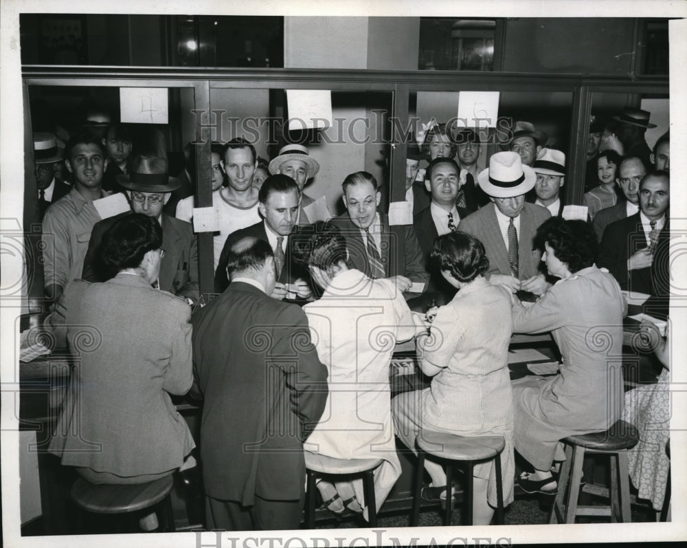 1943 Press Photo Motorists to fill out applications for travel permissions - Historic Images