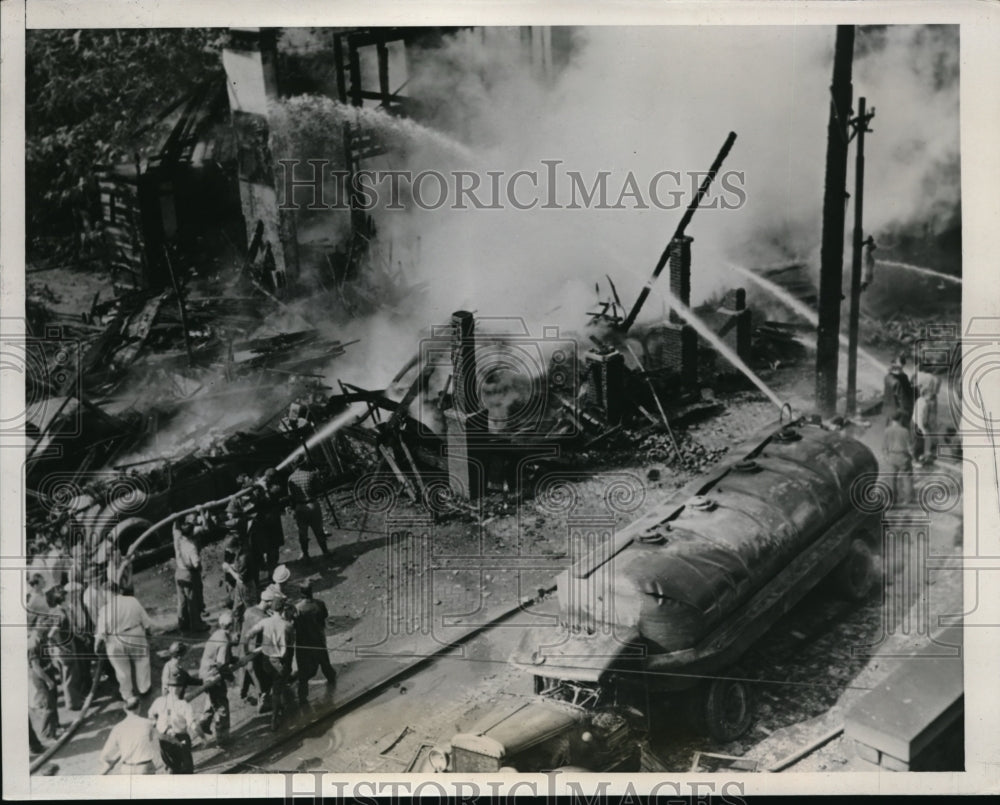 1939 Press Photo Gas truck fire destroys homes in Sharpsburgh, Pennsylvania - Historic Images