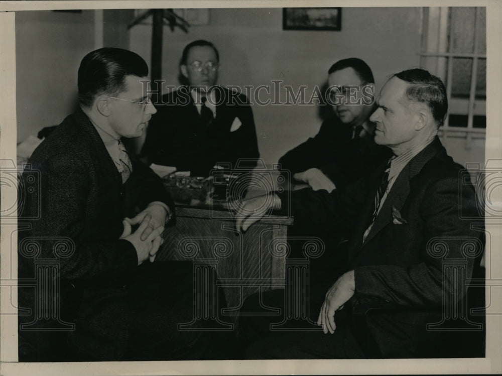 1938 Press Photo Alleged slayer confers with attorneys on trial eve - Historic Images