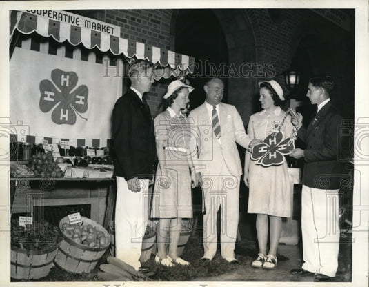 1941 Press Photo Claude R. Wickard made honorary 4-H club member - Historic Images