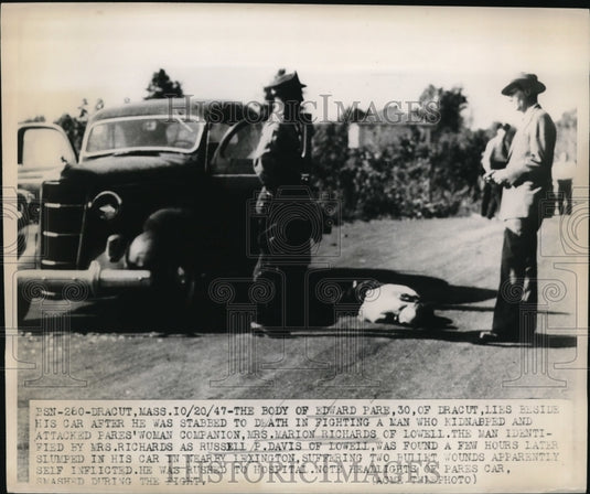 1947 Press Photo Body of Edward Pare near automobile after stabbing - Historic Images
