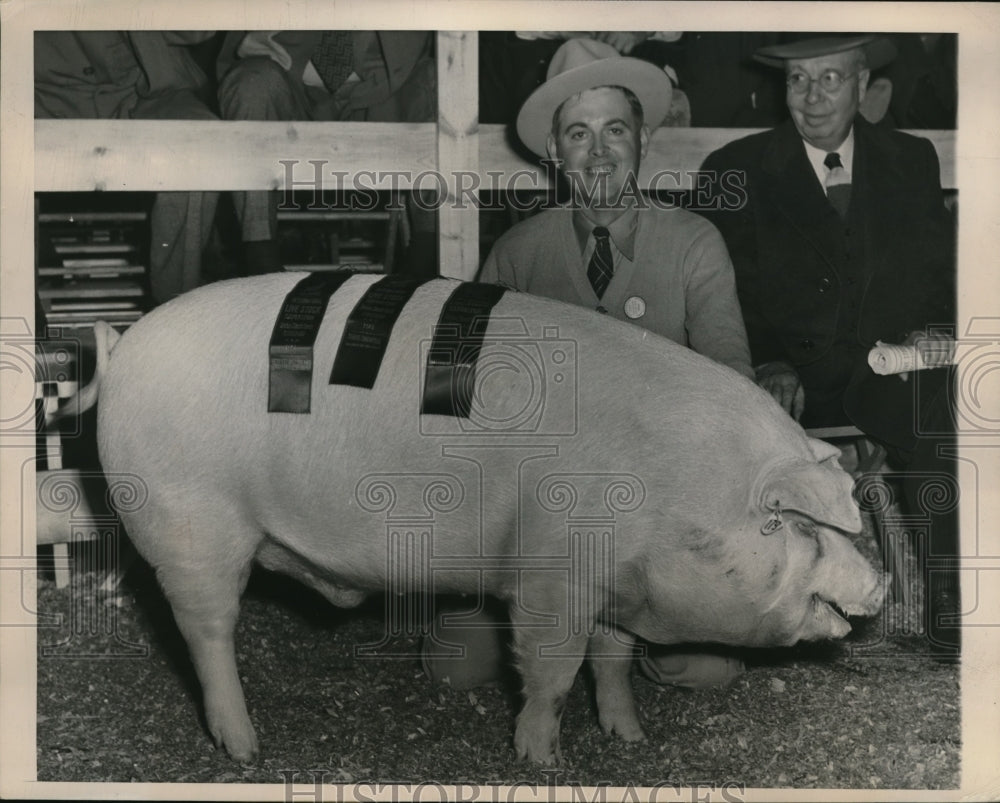 1948 Press Photo Donald Brown, co owner of Tip Top Farms, at Flora, Ind. - Historic Images