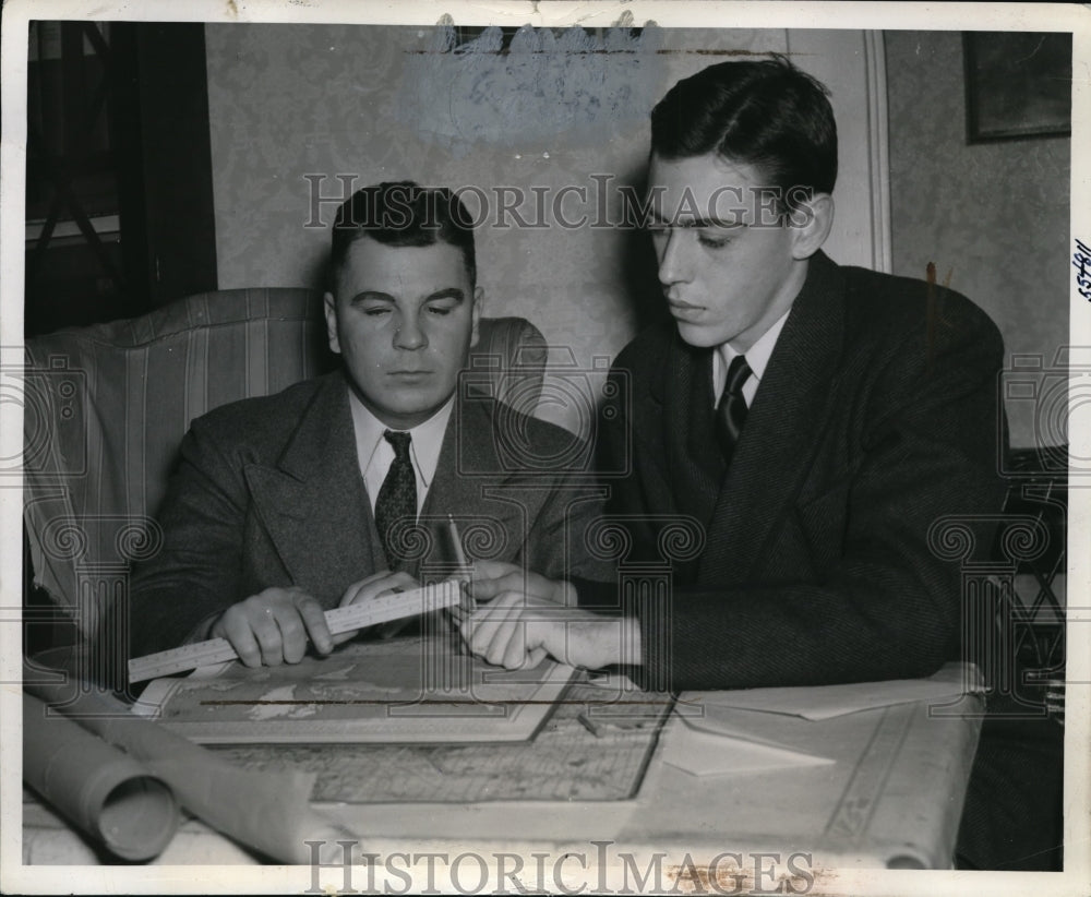 1940 Press Photo Walter Blisinger Jr and Dunlop Brown plotting their plan - Historic Images