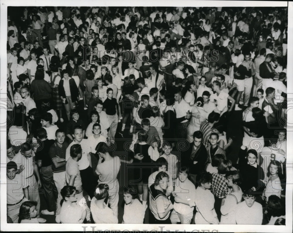 1960 Press Photo Young couples glides over the tennis area turned ballroom - Historic Images