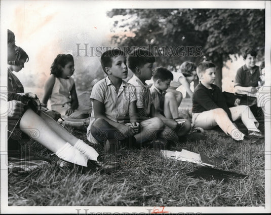 1965 Press Photo Kids studies French in a grassy field - Historic Images