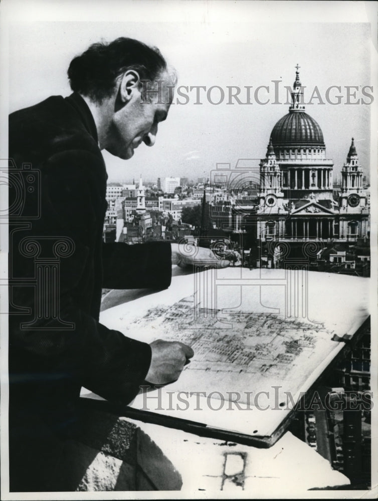 1960 Press Photo London Artist David Thomas facing St. Paul&#39;s Cathedral is perch - Historic Images