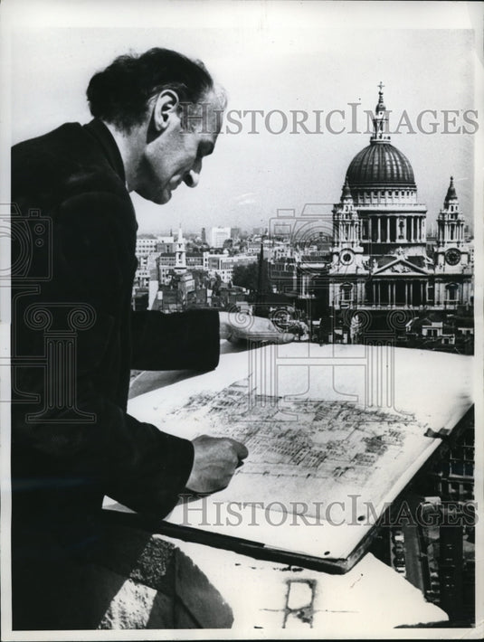 1960 Press Photo London Artist David Thomas facing St. Paul's Cathedral is perch - Historic Images