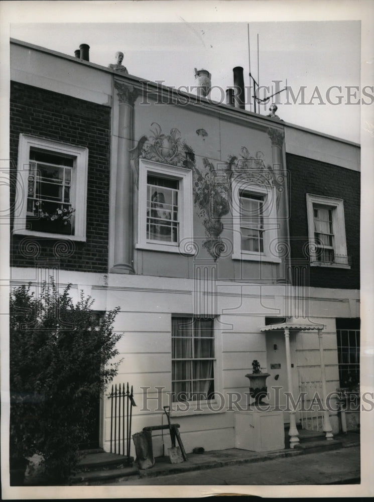 1959 Press Photo London Neighbors think this house on Smith Terrace is painted - Historic Images