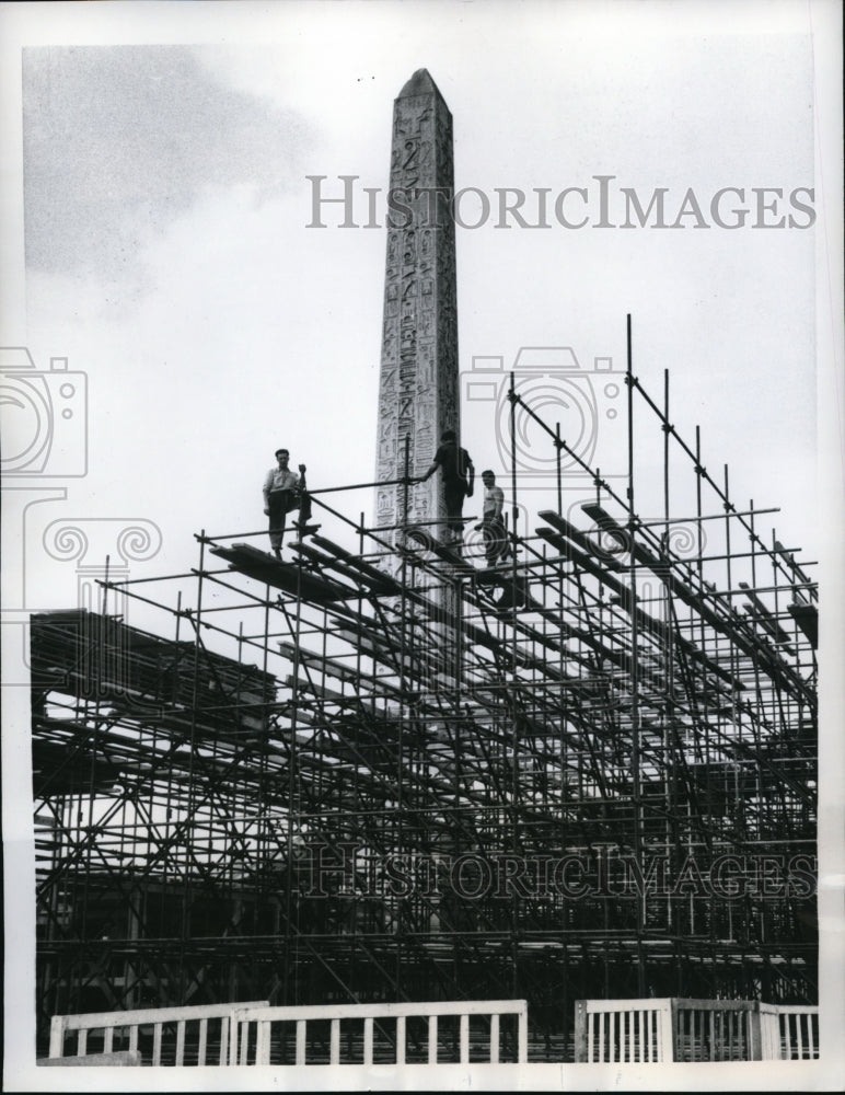 1959 Press Photo Workmen perch atop a steel scaffolding as they work on Obelisk - Historic Images