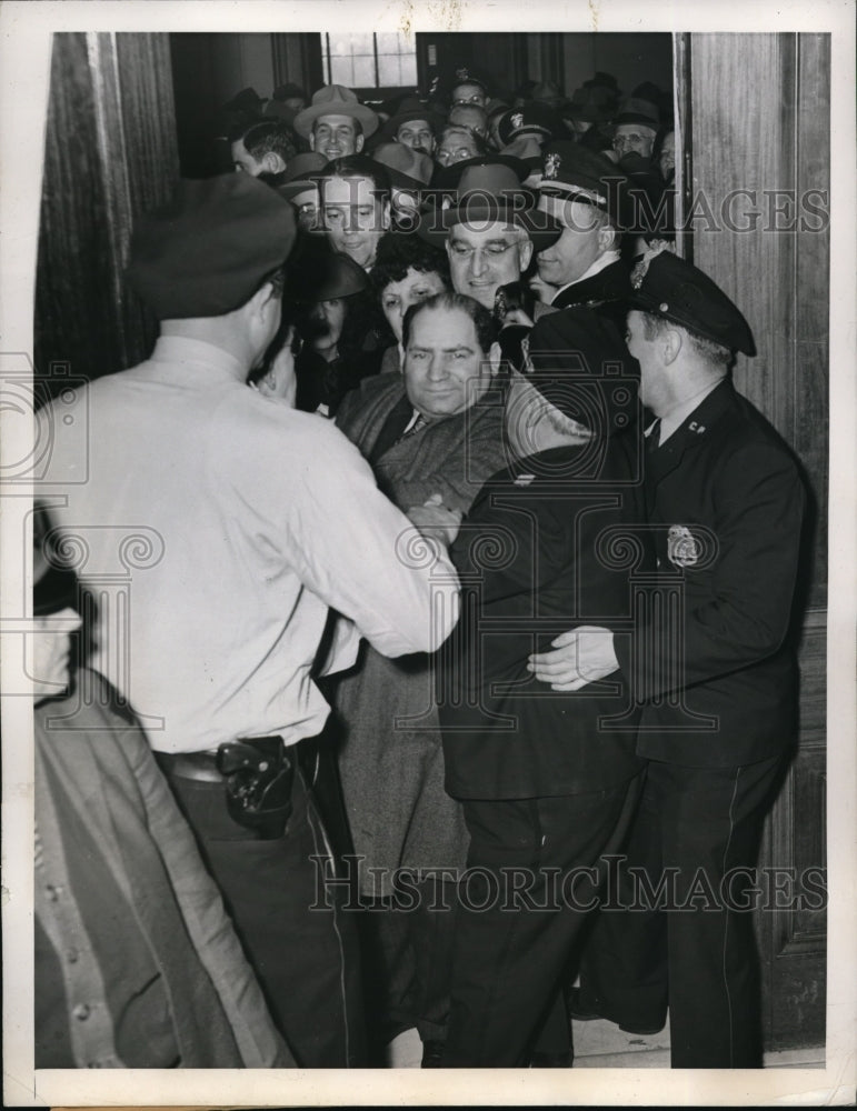 1945 Press Photo Washington DC Capitol Police are shown holding back crowd - Historic Images