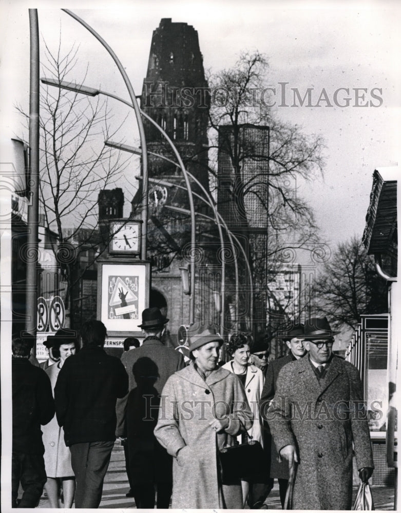 1962 Press Photo Berliners Crowd The Kurfuerstendamm In Front Of WWII Landmarks - Historic Images