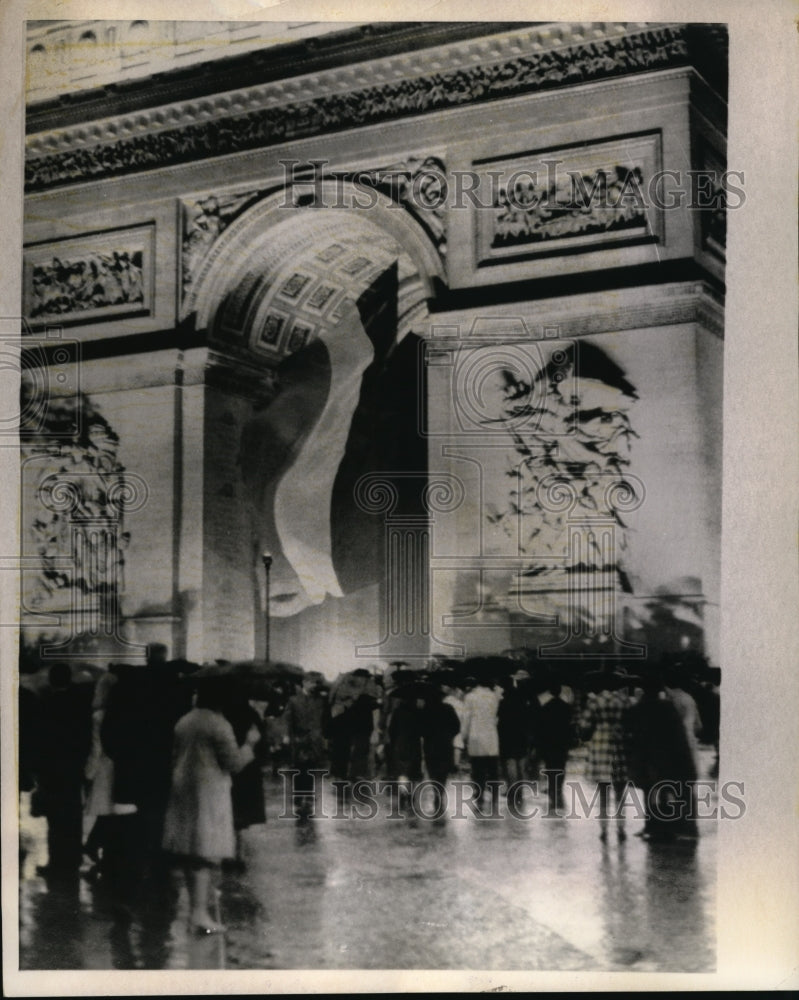 1970 Press Photo Parisians Gather At Arc De Triomphe In Tribute To De Gaulle - Historic Images