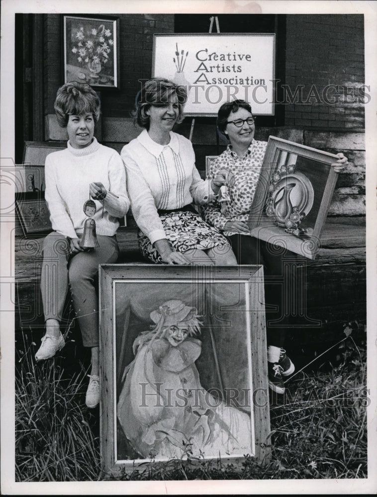 Press Photo Mrs Kathy Runo, Mrs Thomas Rage &amp; Mrs Harry Anderson on art display - Historic Images