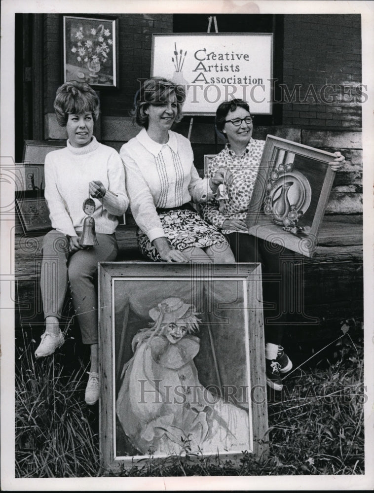Press Photo Mrs Kathy Runo, Mrs Thomas Rage & Mrs Harry Anderson on art display - Historic Images
