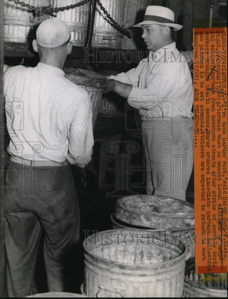 1946 Press Photo Mayor Carl Klein helps collect garbage from downtown streets - Historic Images