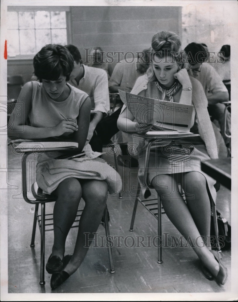 1968 Press Photo Two girls take diagnostic test of English usage at Otterbein Co - Historic Images