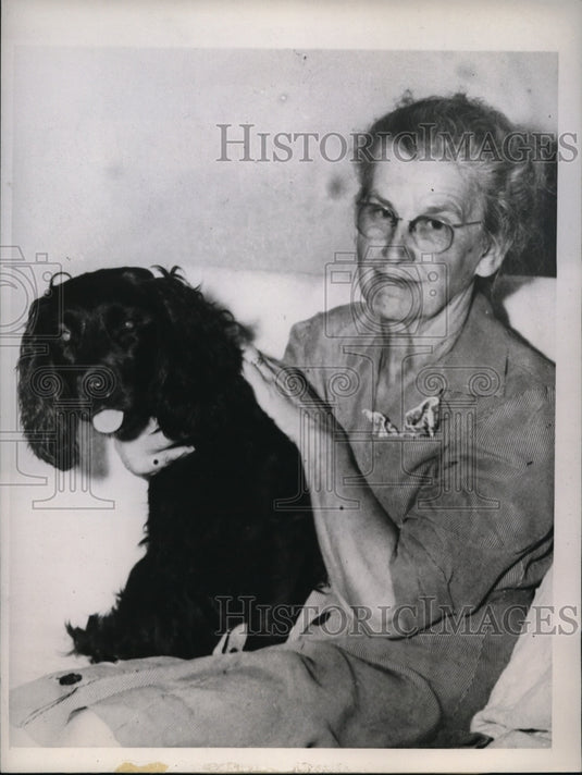 1944 Press Photo Mrs Jesse Bell holds Flack, Sgt. Robert Bell's pet mascot - Historic Images