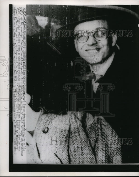 1953 Press Photo William Oatis crosses Czechoslovakian border into Germany - Historic Images