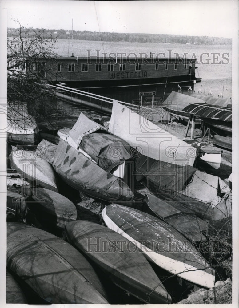 1956 Press Photo of row boats at Wannswee park in Berlin that need to be fixed. - Historic Images