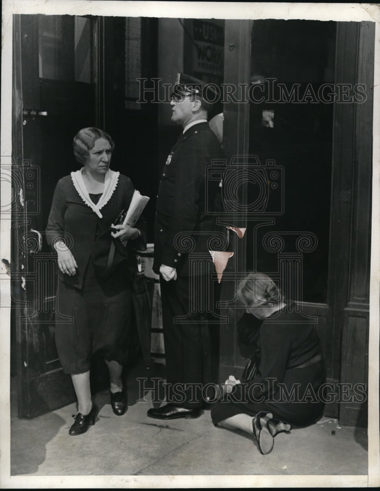 1937 Press Photo Mrs Helen Kaus collapsed  as other dismissed women filed out - Historic Images