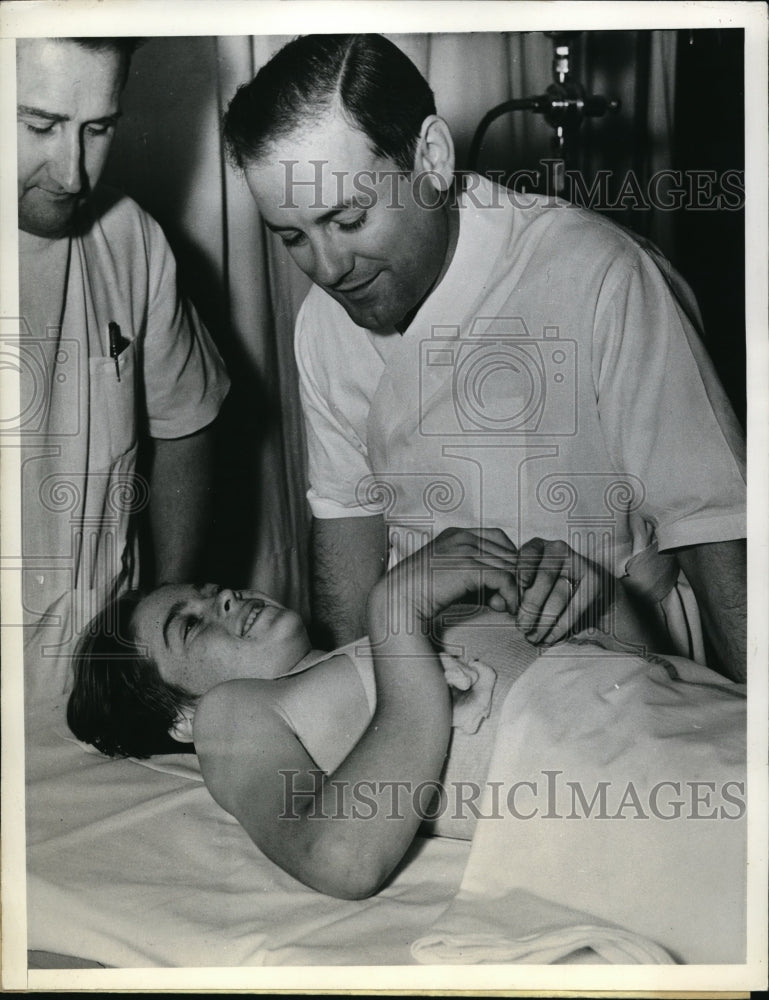 1938 Press Photo Billy Watson broke two bones in his right arm - Historic Images